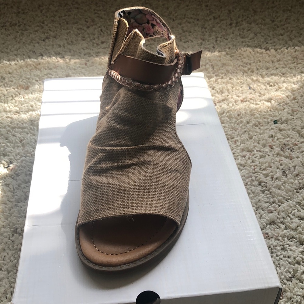 Sandals - Picture 2 of 3